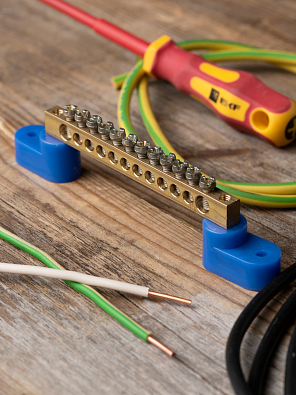 Шина "0" N (6х9мм) 12 отверстий латунь 2 синих угловых изолятора EKF PROxima - фото3